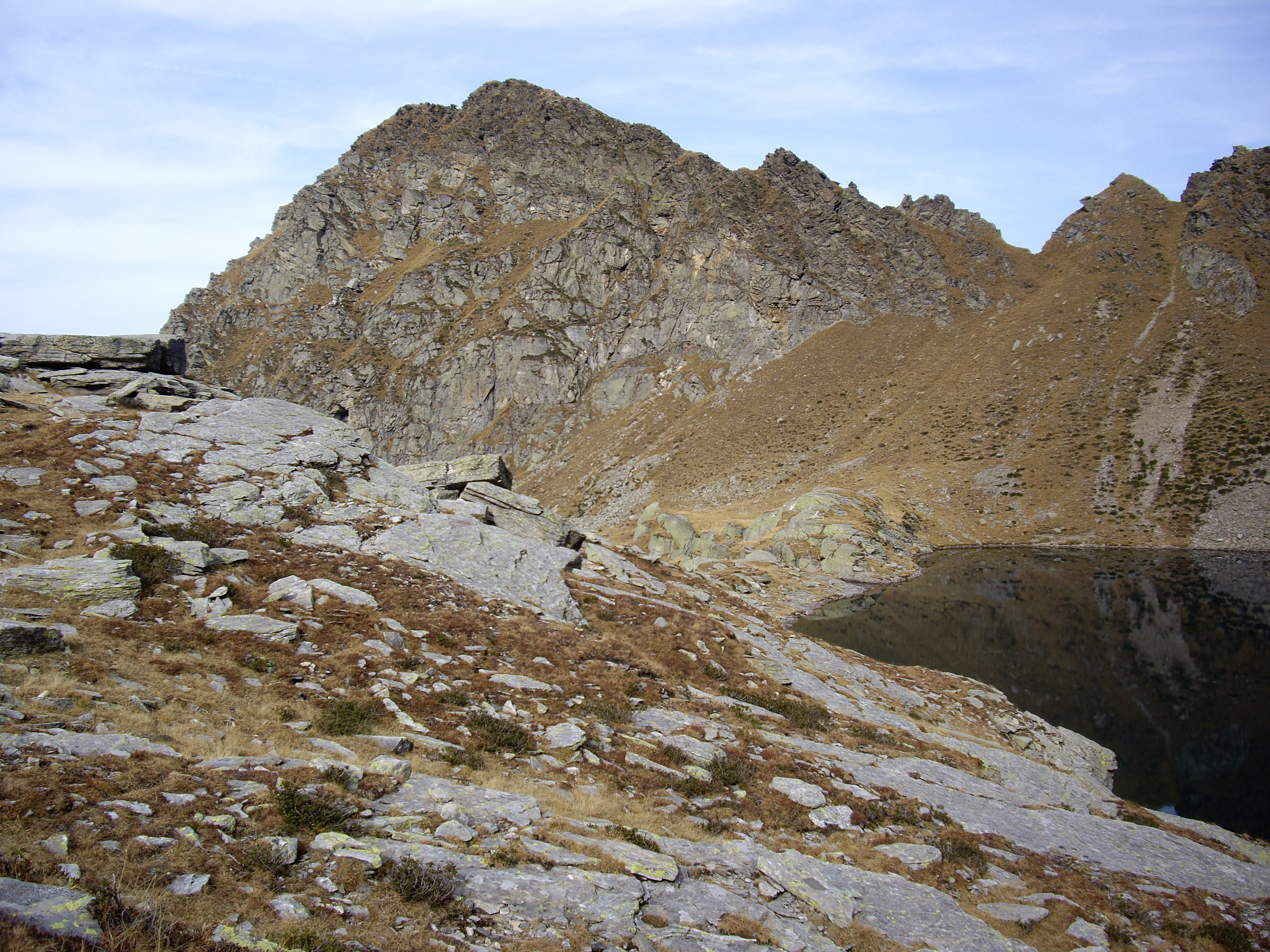 Zerklüftete Berglandschaft mit dunklem See